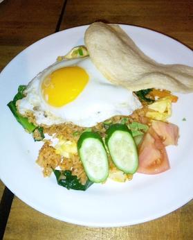 ワルンバリ様 目玉焼き付のナシゴレン（焼飯）.JPG