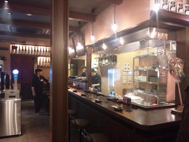蔵元酒場おやっとさぁ　カウンター席.JPG