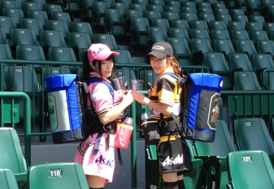 阪神甲子園球場2013年 アサヒキャスト(売り子).jpg