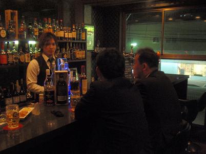 ＢＡＲ１５１　お店 マスターとお客様.JPG