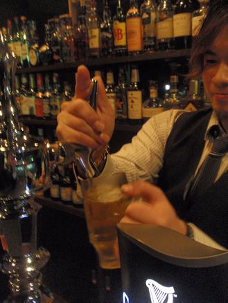 ＢＡＲ１５１　レーベンブロイ生ビール　注ぎ中.JPG
